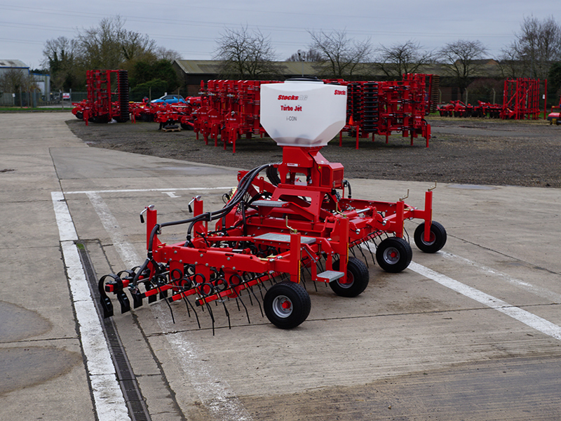 Yard image of Grass Combi fitted with Stocks Ag Turbo Jet 8 Applicator, machines in background